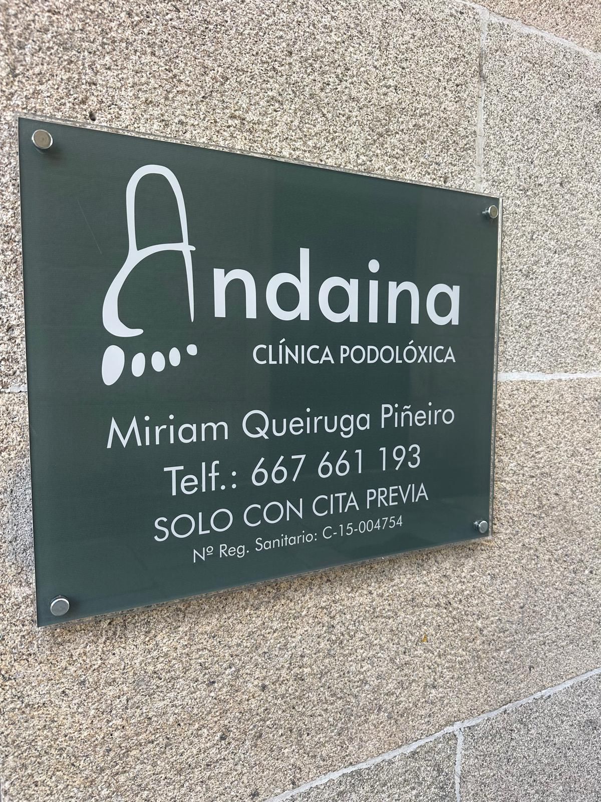 Placa de Andaina, Clínica Podolóxica, en la fachada de piedra